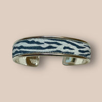 Bracelet manchette en nubuck motif zèbre.