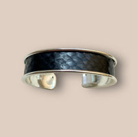 Bracelet manchette en cuir de saumon. Noir satiné