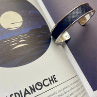 Bracelet manchette en cuir de saumon couleur bleu nuit
