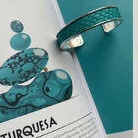 Bracelet manchette en cuir de saumon couleur bleu turquoise - vert