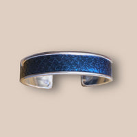 Bracelet manchette en cuir de saumon. Bleu saphir métalisé