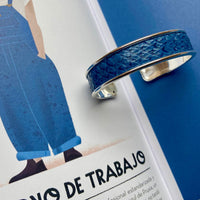 Bracelet manchette en cuir de saumon couleur bleu jean