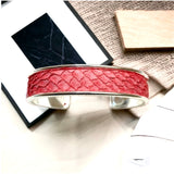 Bracelet manchette en cuir de saumon. Rouge mat