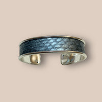 Bracelet manchette en cuir de saumon couleur argent métallisé