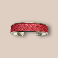 Bracelet manchette en cuir de saumon. Rouge mat