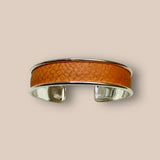 Bracelet manchette en cuir de truite. Orange satiné